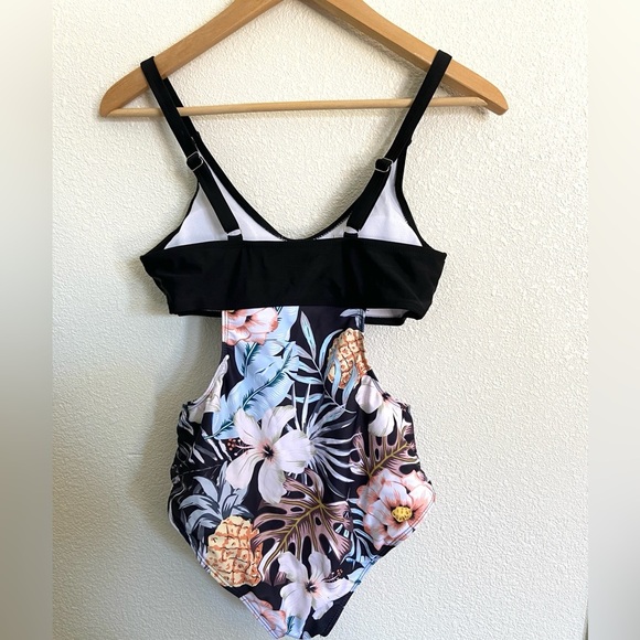 One piece swimsuit - Picture 4 of 7